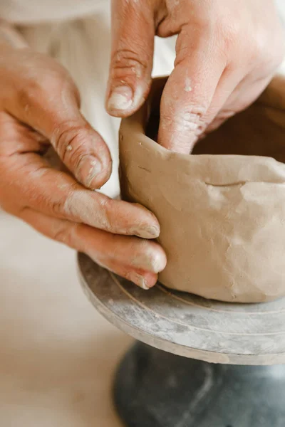 Mani Femminili Vasaio Fare Tazza Stile Tradizionale Mani Fanno Piatti — Foto Stock