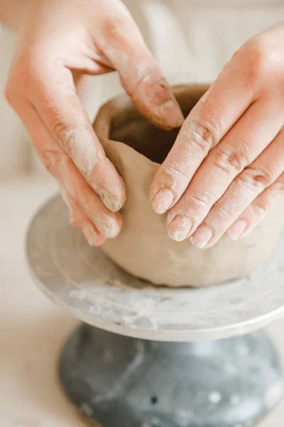 Mani Femminili Vasaio Fare Tazza Stile Tradizionale Mani Fanno Piatti — Foto Stock