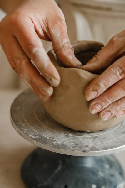 Mani Femminili Vasaio Fare Tazza Stile Tradizionale Mani Fanno Piatti — Foto Stock