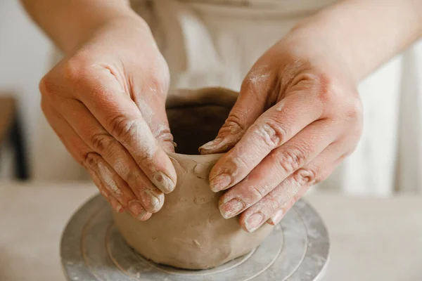 传统风格的女性陶工制作杯子的手 手用粘土做碗碟 — 图库照片