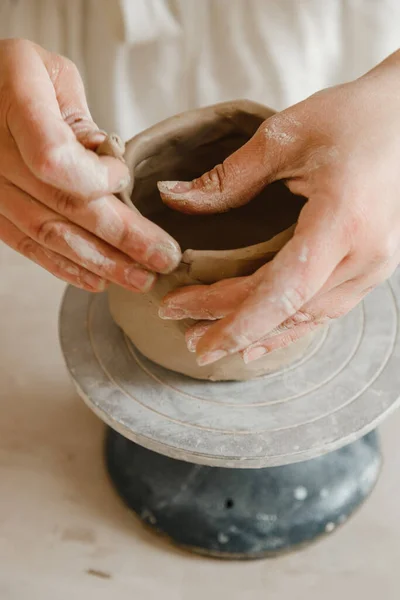 传统风格的女性陶工制作杯子的手 手用粘土做碗碟 — 图库照片