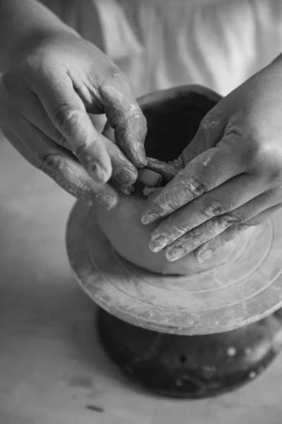伝統的なスタイルでカップを作る陶芸家の女性の手 手は粘土から料理を作る — ストック写真