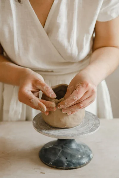 Kvinnliga Händer Krukmakare Gör Kopp Traditionell Stil Händer Gör Rätter — Stockfoto