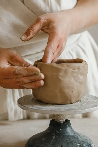 Mani Femminili Vasaio Fare Tazza Stile Tradizionale Mani Fanno Piatti — Foto Stock