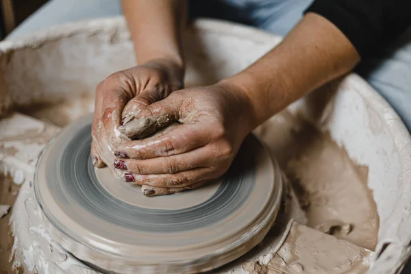 伝統的なスタイルでカップを作る陶芸家の女性の手 手は粘土から料理を作る — ストック写真