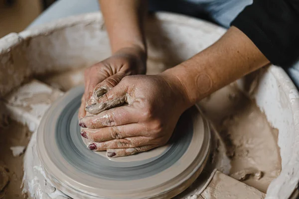전통적 방식으로 만드는 도공의 손으로 진흙으로 접시를 만든다 — 스톡 사진