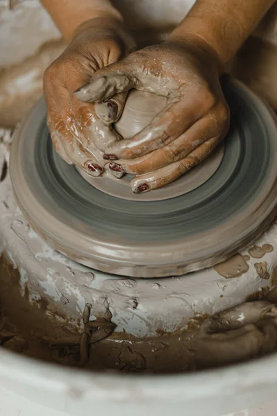 Mani Femminili Vasaio Fare Tazza Stile Tradizionale Mani Fanno Piatti — Foto Stock