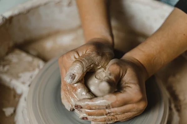 Női Kéz Fazekas Pohárkészítés Hagyományos Stílusban Kezek Agyagedényeket Készítenek — Stock Fotó
