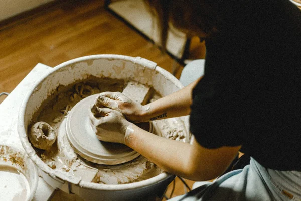 Manos Femeninas Alfarero Haciendo Taza Estilo Tradicional Las Manos Hacen —  Fotos de Stock