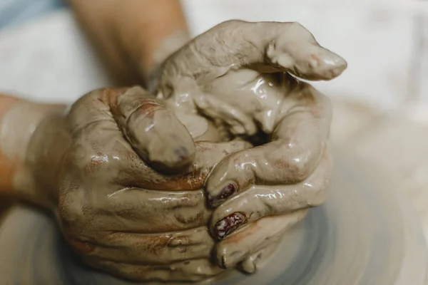 Mãos Femininas Oleiro Fazendo Xícara Estilo Tradicional Mãos Fazem Pratos — Fotografia de Stock