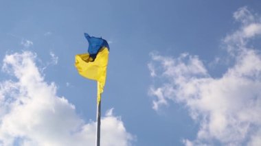  Avrupa 'da Ukrayna bayrağı rüzgarda dalgalanıyor