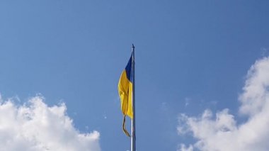  Avrupa 'da Ukrayna bayrağı rüzgarda dalgalanıyor