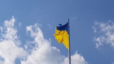  Avrupa 'da Ukrayna bayrağı rüzgarda dalgalanıyor