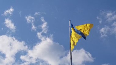  Avrupa 'da Ukrayna bayrağı rüzgarda dalgalanıyor