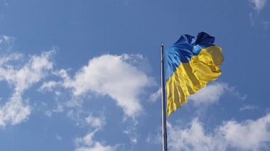  Avrupa 'da Ukrayna bayrağı rüzgarda dalgalanıyor