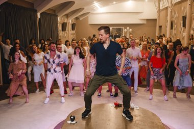 Kharkiv, Ukrayna 17.08.21 Dans pistinde dans eden insanlar