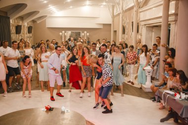 Kharkiv, Ukrayna 17.08.21 Dans pistinde dans eden insanlar