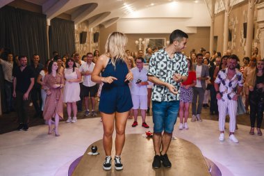 Kharkiv, Ukrayna 17.08.21 Dans pistinde dans eden insanlar