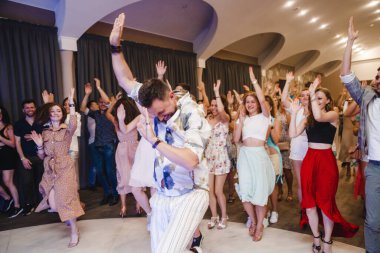 Kharkiv, Ukrayna 17.08.21 Dans pistinde dans eden insanlar