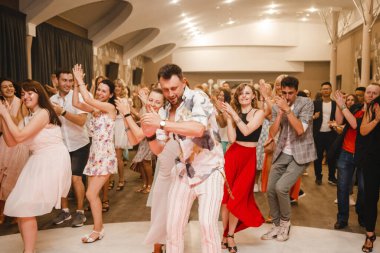 Kharkiv, Ukrayna 17.08.21 Dans pistinde dans eden insanlar