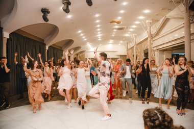 Kharkiv, Ukrayna 17.08.21 Dans pistinde dans eden insanlar