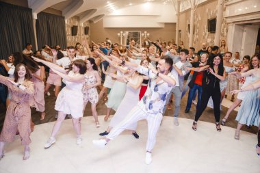 Kharkiv, Ukrayna 17.08.21 Dans pistinde dans eden insanlar