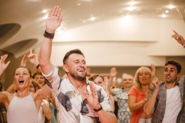 Kharkiv, Ukrayna 17.08.21 Dans pistinde dans eden insanlar