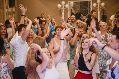 Kharkiv, Ukrayna 17.08.21 Dans pistinde dans eden insanlar