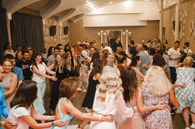 Kharkiv, Ukrayna 17.08.21 Dans pistinde dans eden insanlar