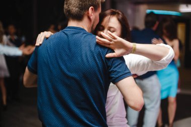 Kharkiv, Ukrayna 17.08.21 Dans pistinde dans eden insanlar