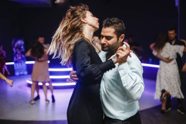 Kharkiv, Ukrayna 17.08.21 Dans pistinde dans eden insanlar