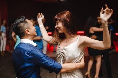 Kharkiv, Ukrayna 17.08.21 Dans pistinde dans eden insanlar