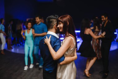 Kharkiv, Ukrayna 17.08.21 Dans pistinde dans eden insanlar