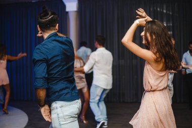 Kharkiv, Ukrayna 17.08.21 Dans pistinde dans eden insanlar