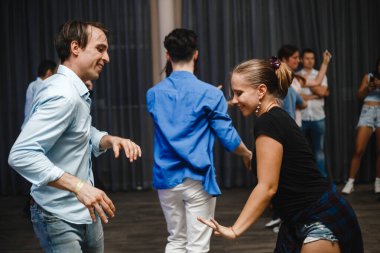 Kharkiv, Ukrayna 17.08.21 Dans pistinde dans eden insanlar