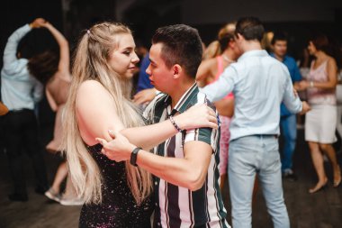 Kharkiv, Ukrayna 17.08.21 Dans pistinde dans eden insanlar