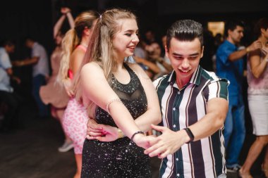 Kharkiv, Ukrayna 17.08.21 Dans pistinde dans eden insanlar