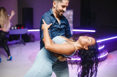 Kharkiv, Ukrayna 17.08.21 Dans pistinde dans eden insanlar