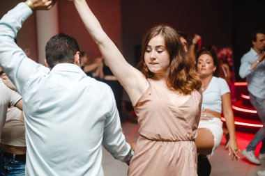 Kharkiv, Ukrayna 17.08.21 Dans pistinde dans eden insanlar