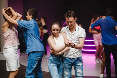 Kharkiv, Ukrayna 17.08.21 Dans pistinde dans eden insanlar