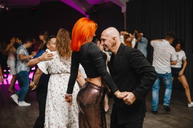 Kharkiv, Ukrayna 17.08.21 Dans pistinde dans eden insanlar