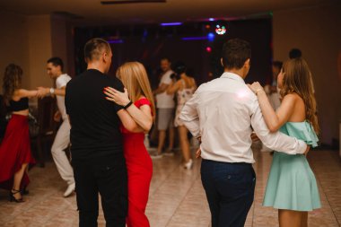 Kharkiv, Ukrayna 17.08.21 Dans pistinde dans eden insanlar