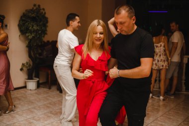 Kharkiv, Ukrayna 17.08.21 Dans pistinde dans eden insanlar