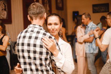 Kharkiv, Ukrayna 17.08.21 Dans pistinde dans eden insanlar