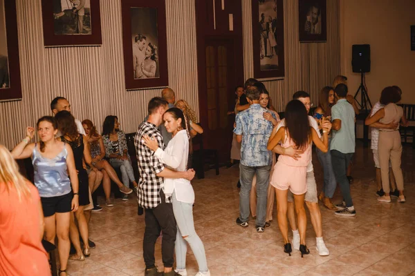 Kharkiv, Ukrayna 17.08.21 Dans pistinde dans eden insanlar