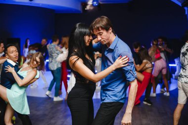 Kharkiv, Ukrayna 17.08.21 Dans pistinde dans eden insanlar