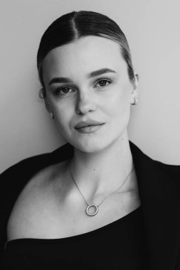 İnce, güzel sarışın manken yazın sokakta poz verir.