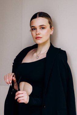 İnce, güzel sarışın manken yazın sokakta poz verir.