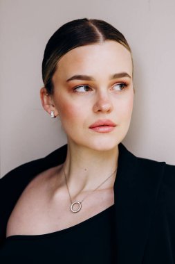 İnce, güzel sarışın manken yazın sokakta poz verir.