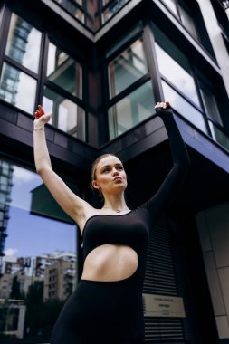 İnce, güzel sarışın manken yazın sokakta poz verir.